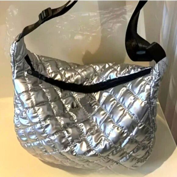 Chic Silvery Quilted Crossbody Bag Spacious & Lightweight with Adjustable Strap - Picture 5 of 12